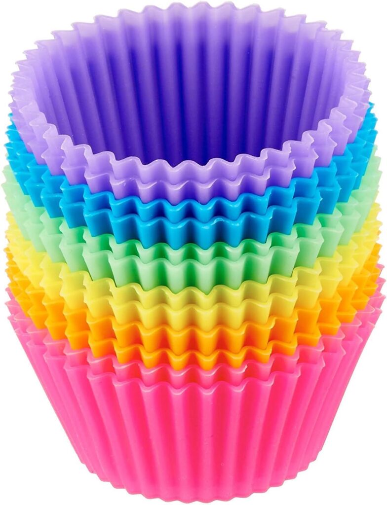 Bunte Amazon Basics Silikon-Muffinförmchen im 12er Pack – wiederverwendbar und spülmaschinenfest